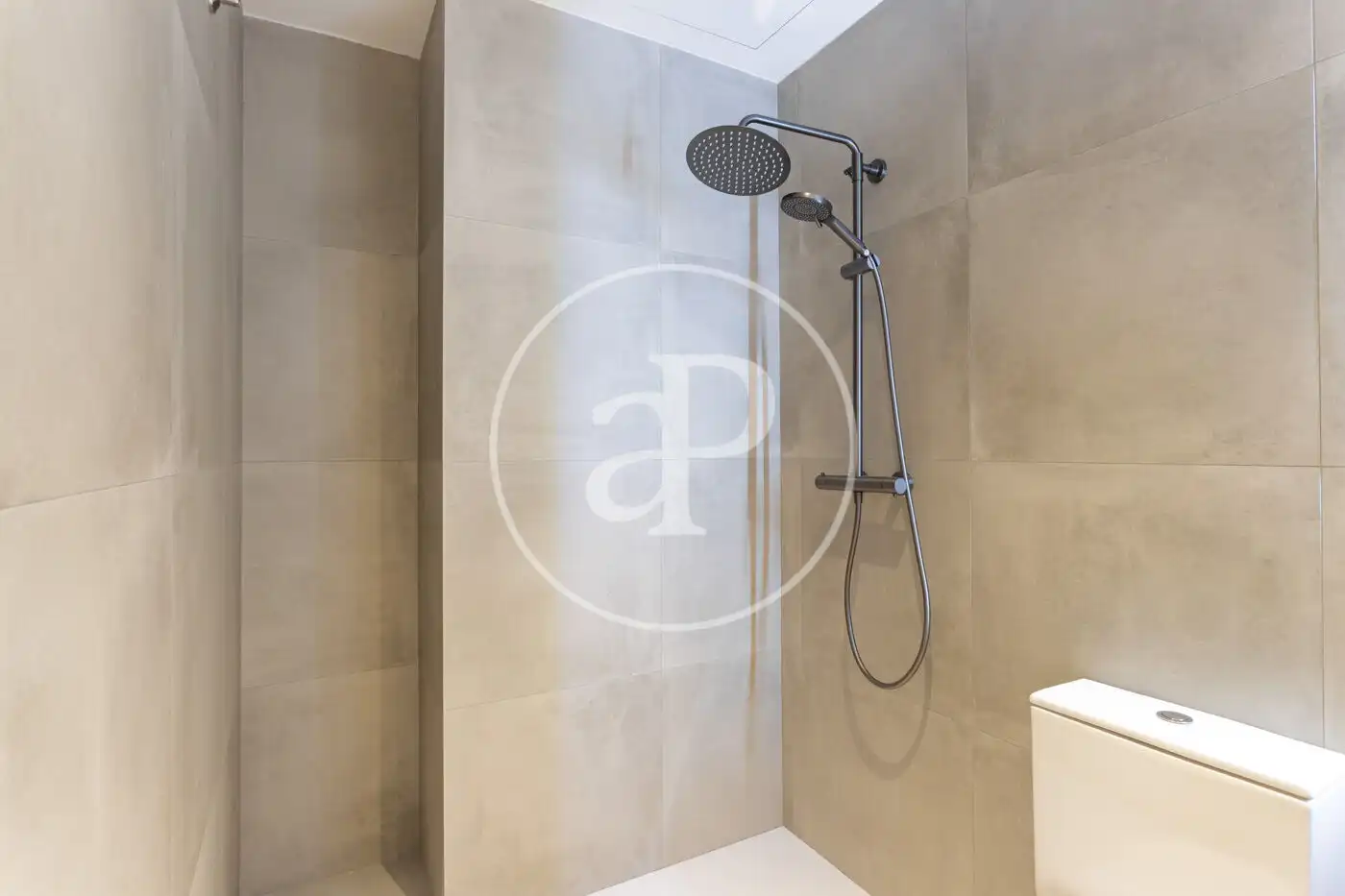 Bathroom of Flat for sale in Barcelona  with Air Conditioner, Heating and Terrace
