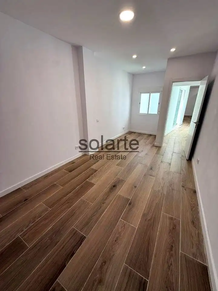 Dormitori de Planta baixa en venda en L'Hospitalet de Llobregat amb Parquet i Terrassa