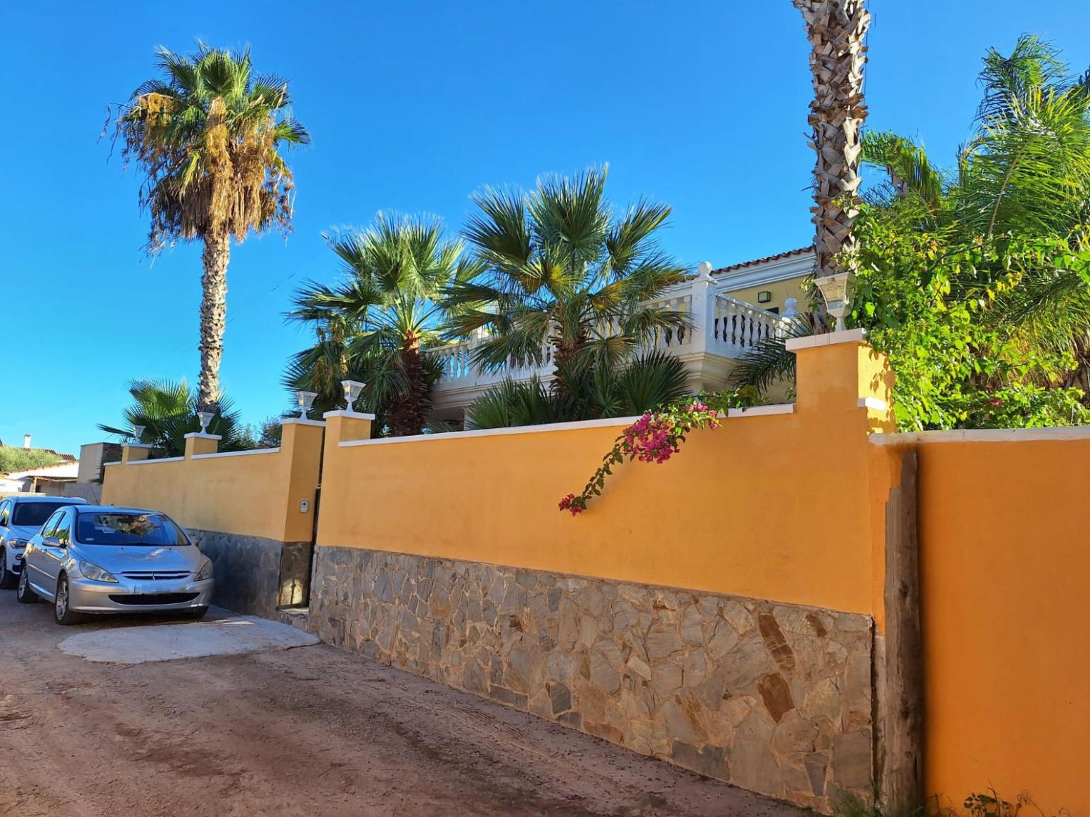 Vista exterior de Casa adosada de lloguer en Benicasim / Benicàssim amb Terrassa i Piscina