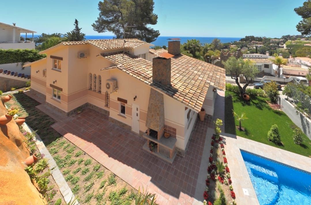 Vista exterior de Casa o xalet en venda en Blanes amb Aire condicionat, Calefacció i Jardí privat