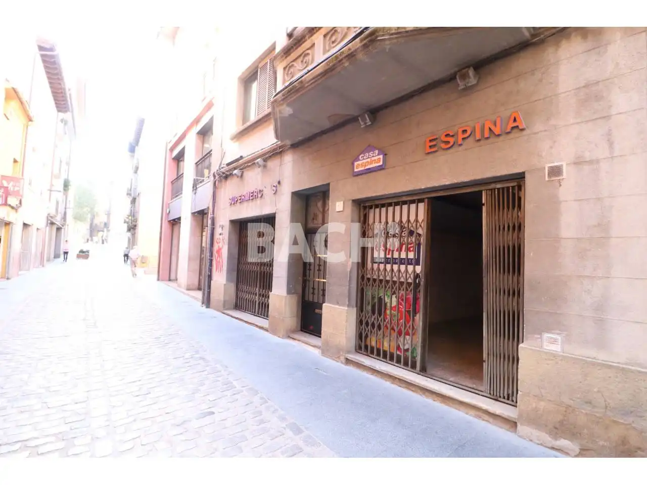 Locale commerciale in affitto a Calle Gurb 21