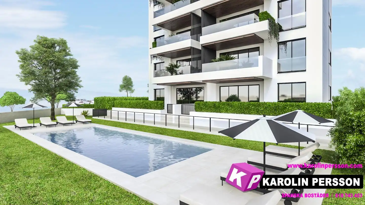 Flat with pool for sale in Carrer José González
