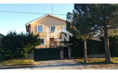 Vista exterior de Casa o xalet en venda en Las Navas del Marqués  amb Calefacció, Jardí privat i Terrassa