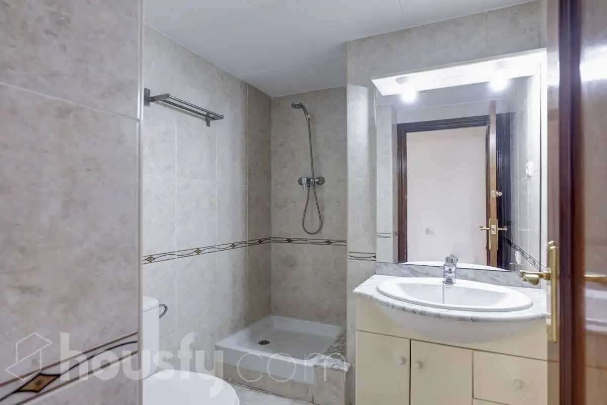 Baño de Piso en venta en Pineda de Mar con Aire acondicionado, Terraza y Balcón