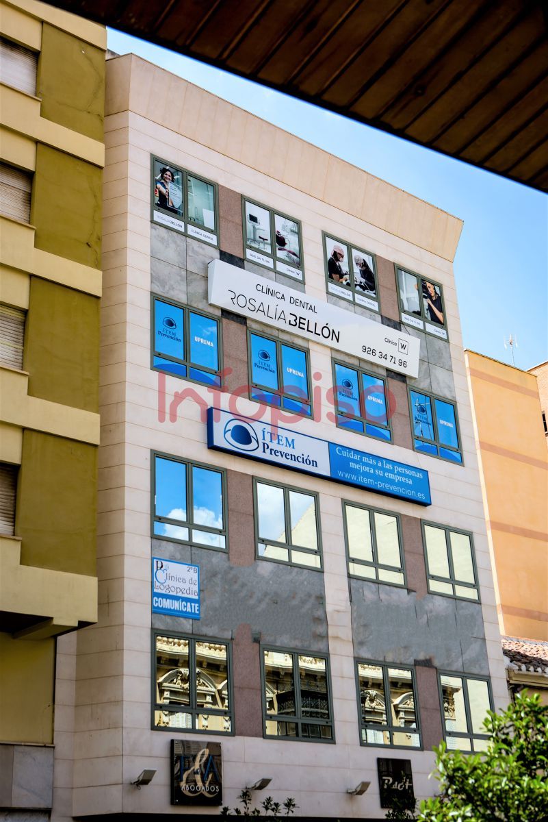 Vista exterior de Oficina en venda en Valdepeñas amb Aire condicionat i Calefacció