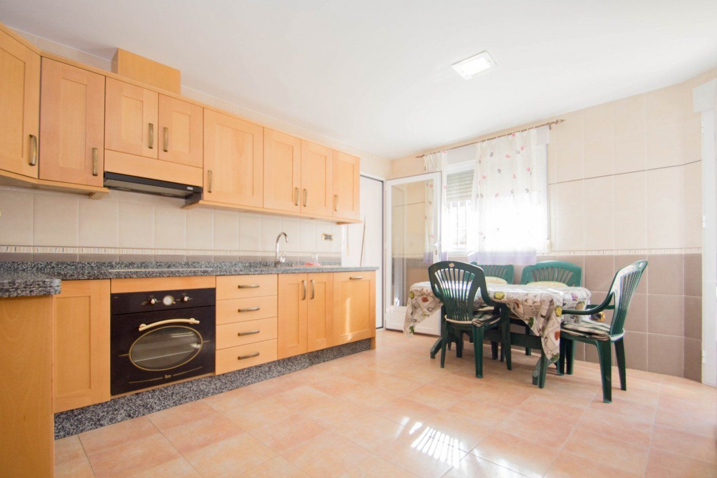 Cuina de Casa o xalet en venda en Güéjar Sierra amb Jardí privat, Terrassa i Traster