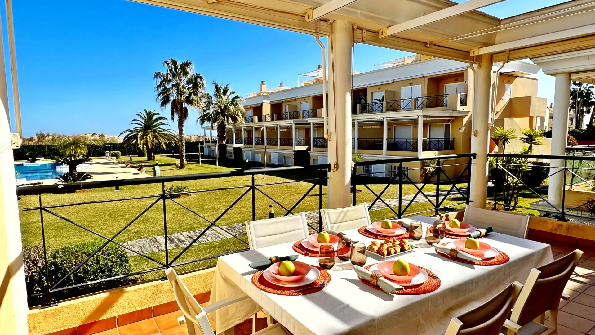 Terrasse von Wohnungen zur Miete in Oliva mit Klimaanlage, Heizung und Privatgarten