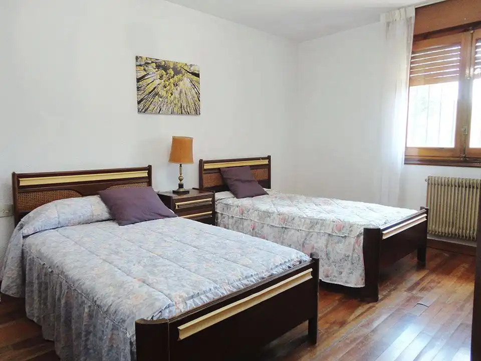 Dormitori de Casa o xalet en venda en Mambrillas de Lara amb Jardí privat