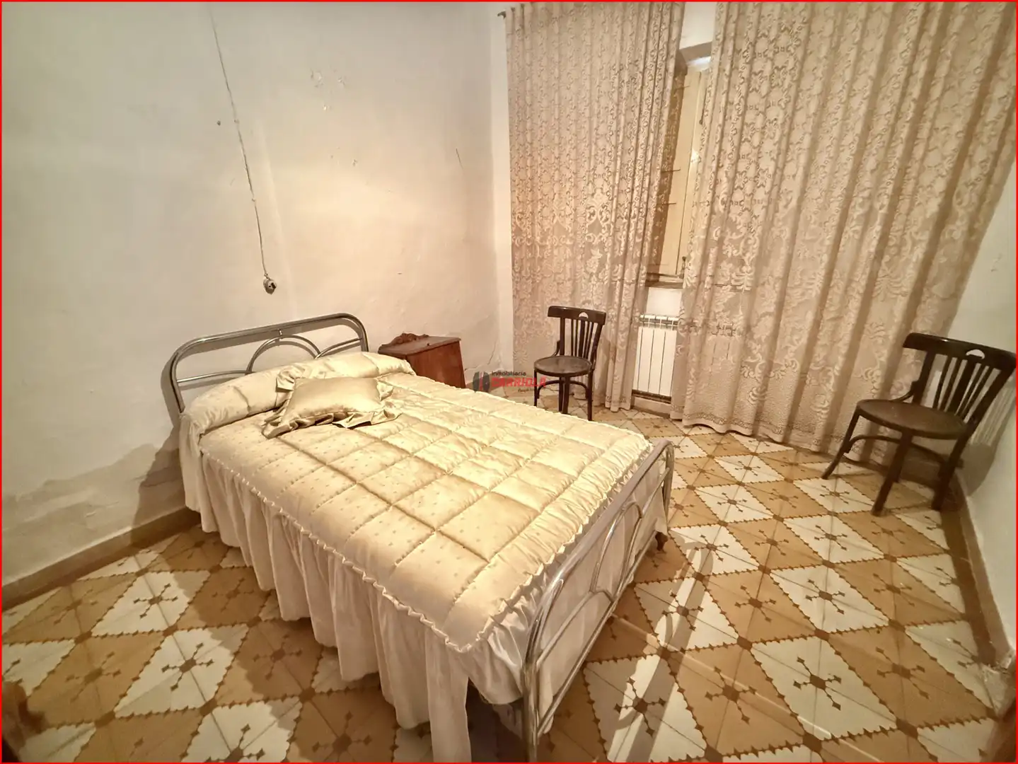 Schlafzimmer von Einfamilien-Reihenhaus zum Verkauf in Gerindote mit Möbliert