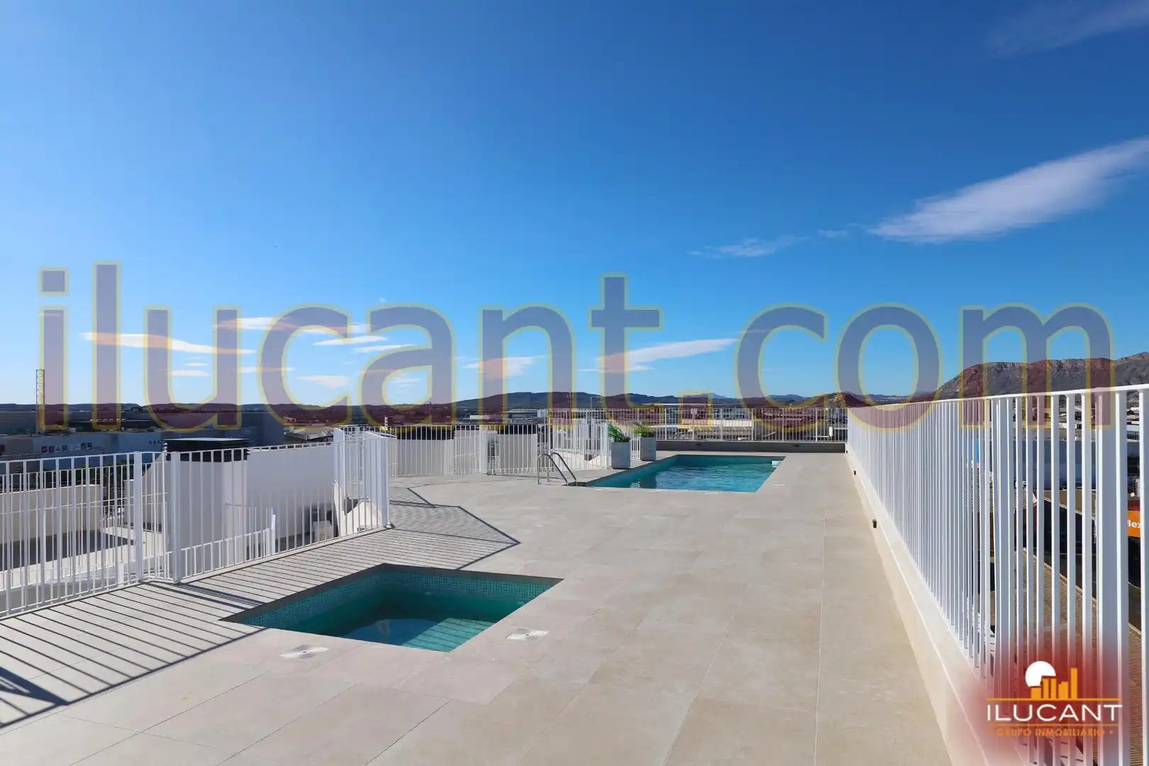 Piscina de Pis en venda en Alicante / Alacant amb Aire condicionat, Jardí privat i Balcó