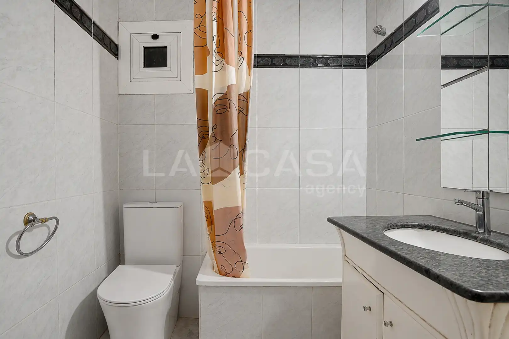 Bathroom of Flat for sale in L'Hospitalet de Llobregat  with Balcony