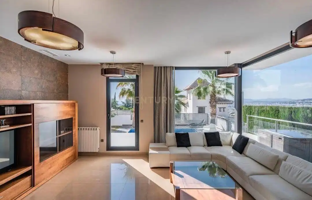 Sala d'estar de Casa o xalet en venda en La Zubia amb Aire condicionat, Jardí privat i Traster
