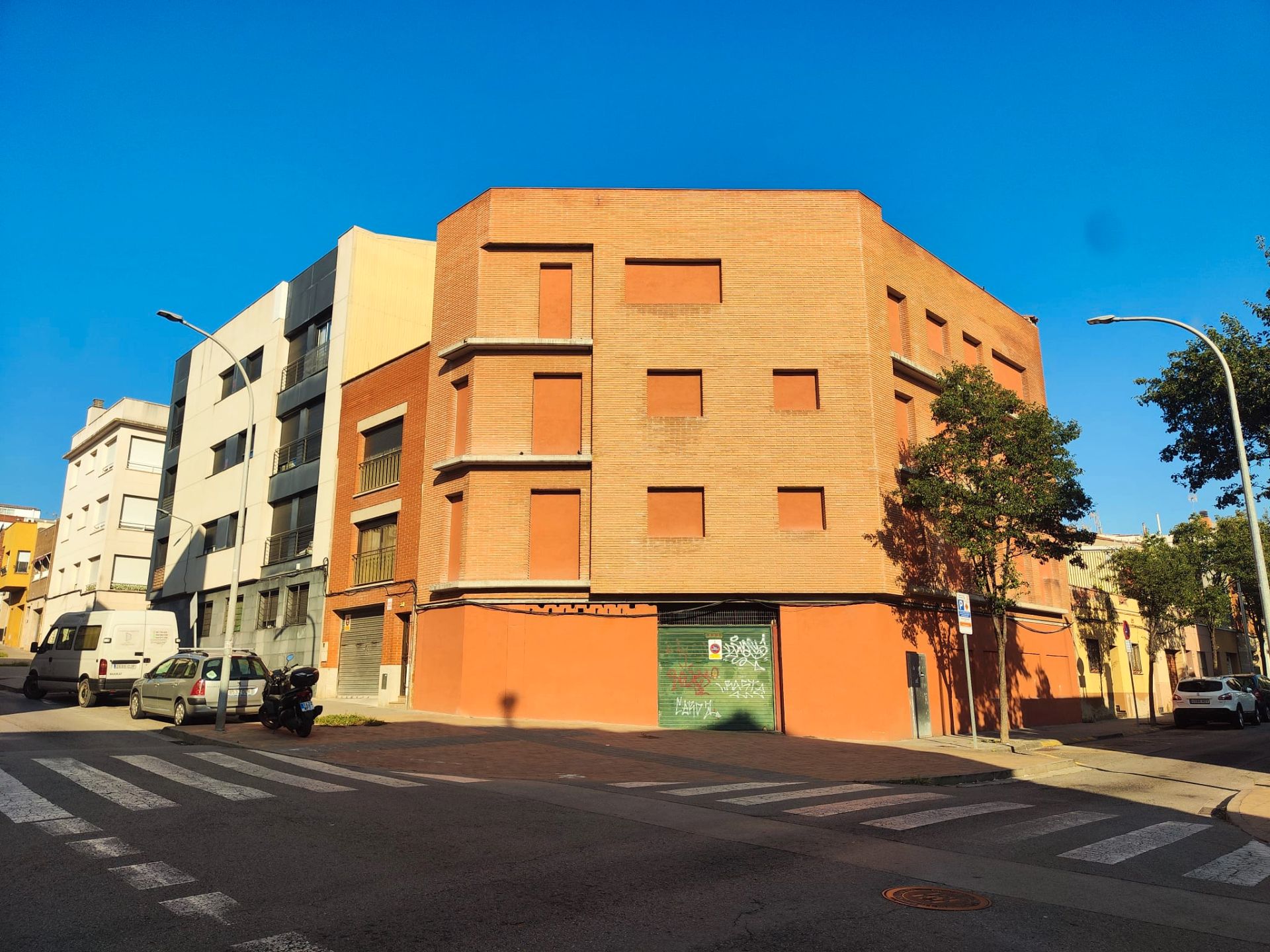 Vista exterior de Edifici en venda en Terrassa