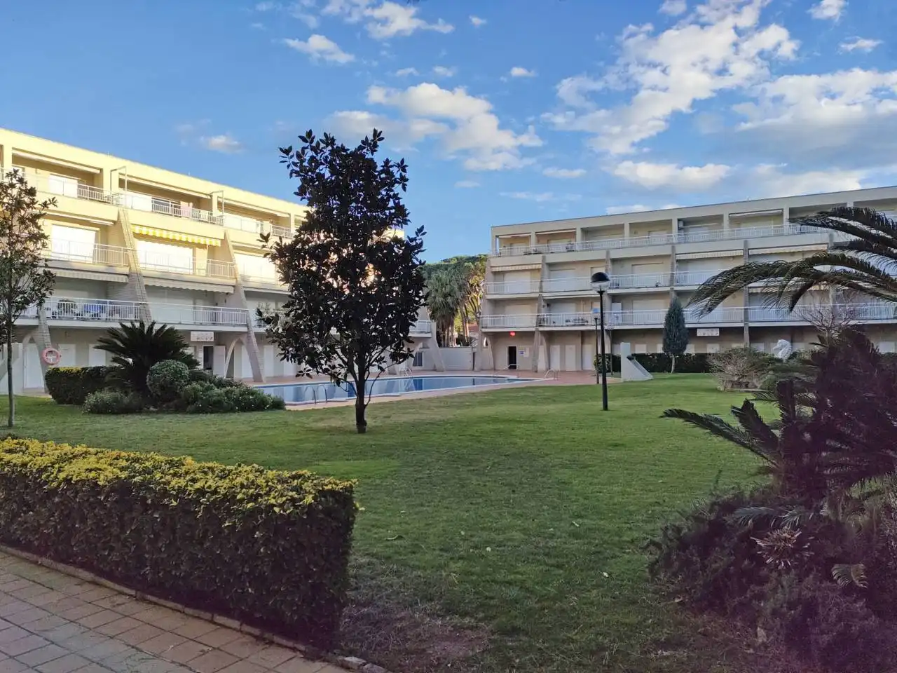 Vista exterior de Pis en venda en L'Escala amb Terrassa, Moblat i Piscina comunitària