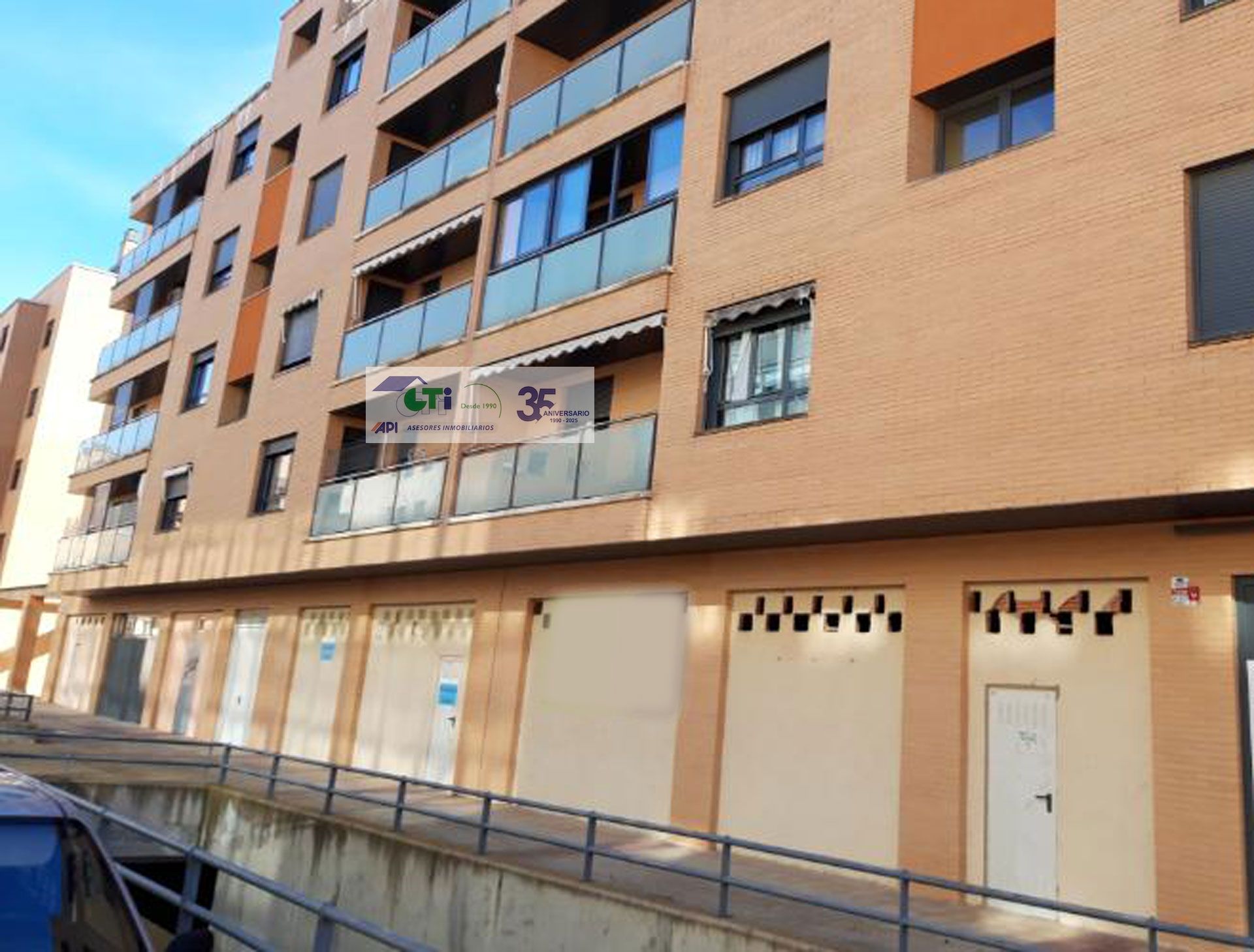 Vista exterior de Local en venta en  Huesca Capital