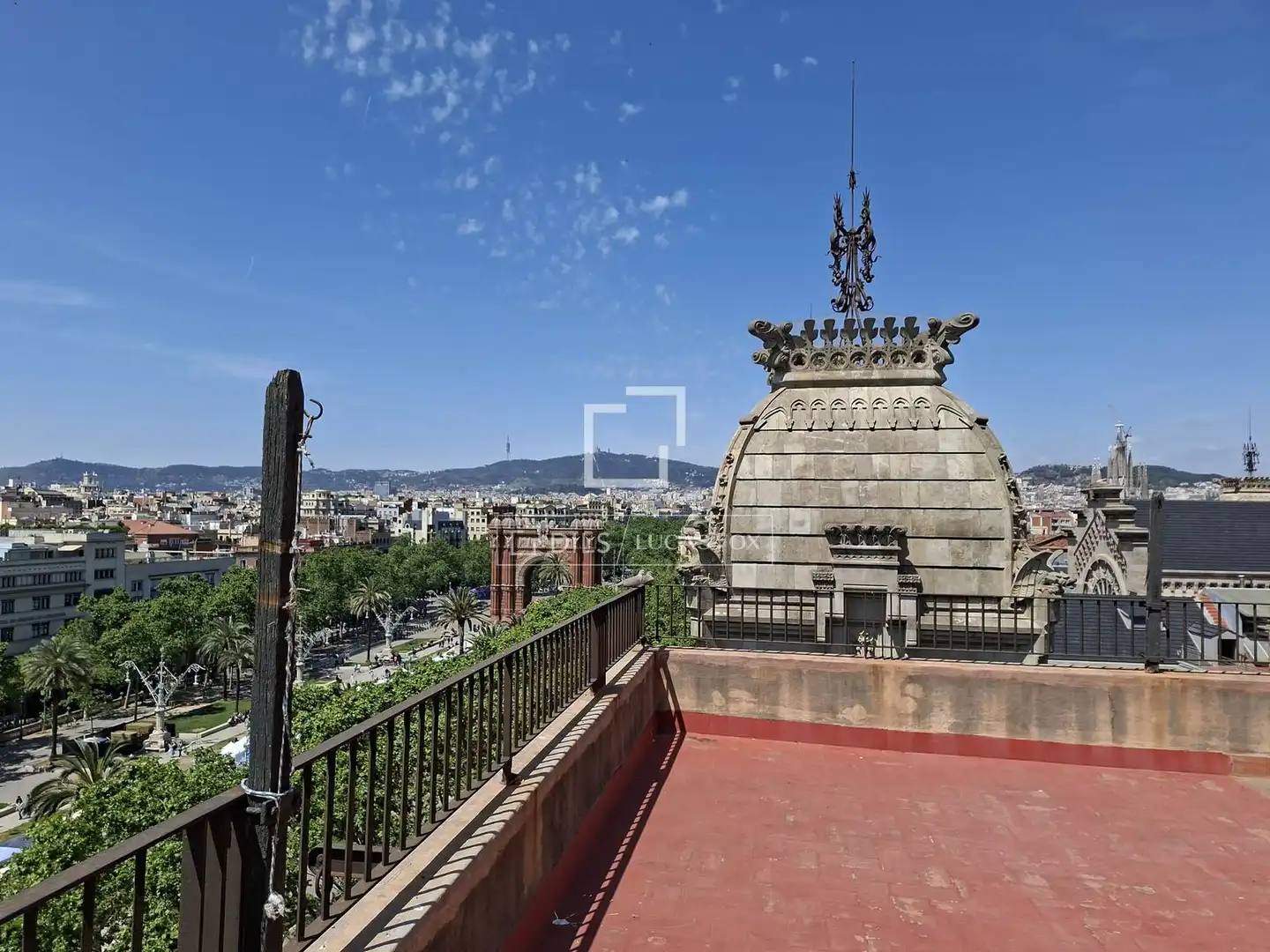 Außenansicht von Wohnung zum Verkauf in Barcelona mit Klimaanlage, Privatgarten und Terrasse