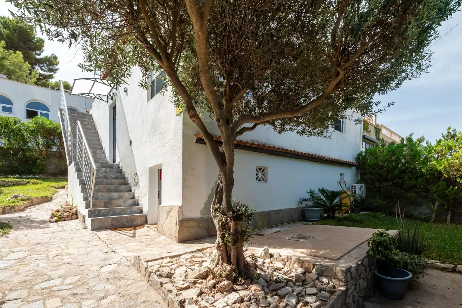 Vista exterior de Casa adosada en venda en Calvià amb Aire condicionat, Calefacció i Jardí privat
