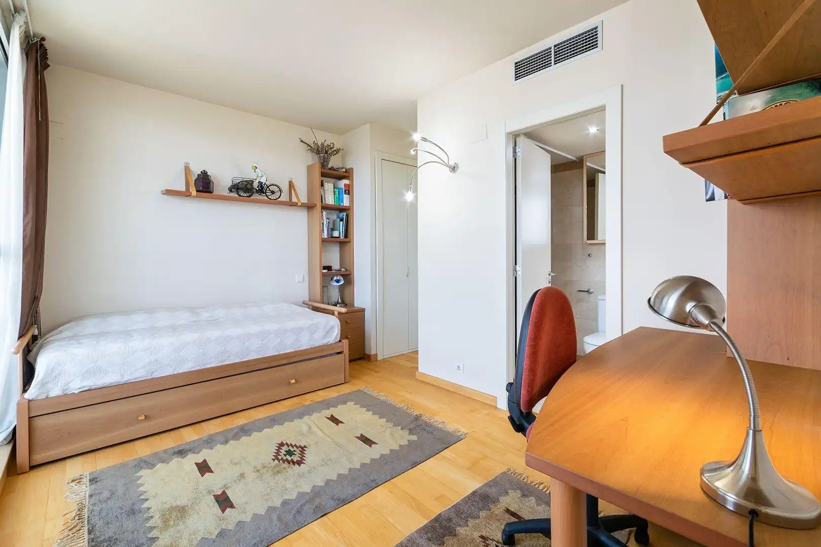 Schlafzimmer von Maisonette zum Verkauf in Barcelona mit Klimaanlage, Heizung und Privatgarten