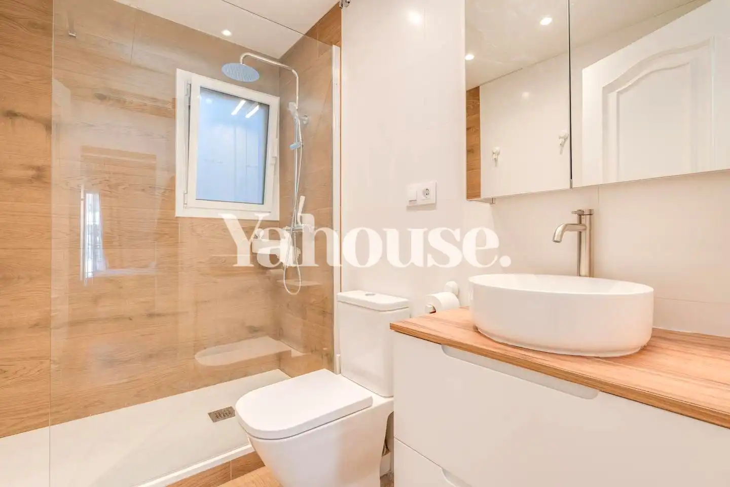 Badezimmer von Wohnung zum Verkauf in Barcelona mit Klimaanlage, Heizung und Parkett