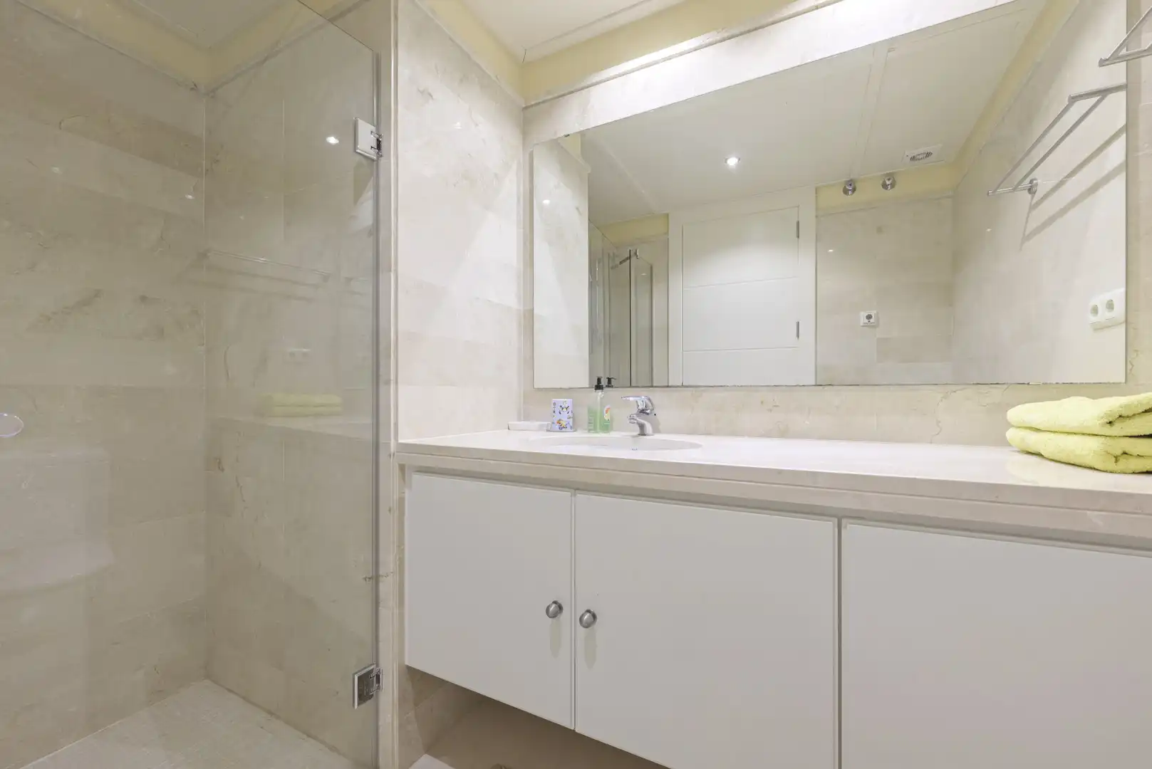 Badezimmer von Einfamilien-Reihenhaus zum Verkauf in Mijas mit Klimaanlage, Privatgarten und Terrasse