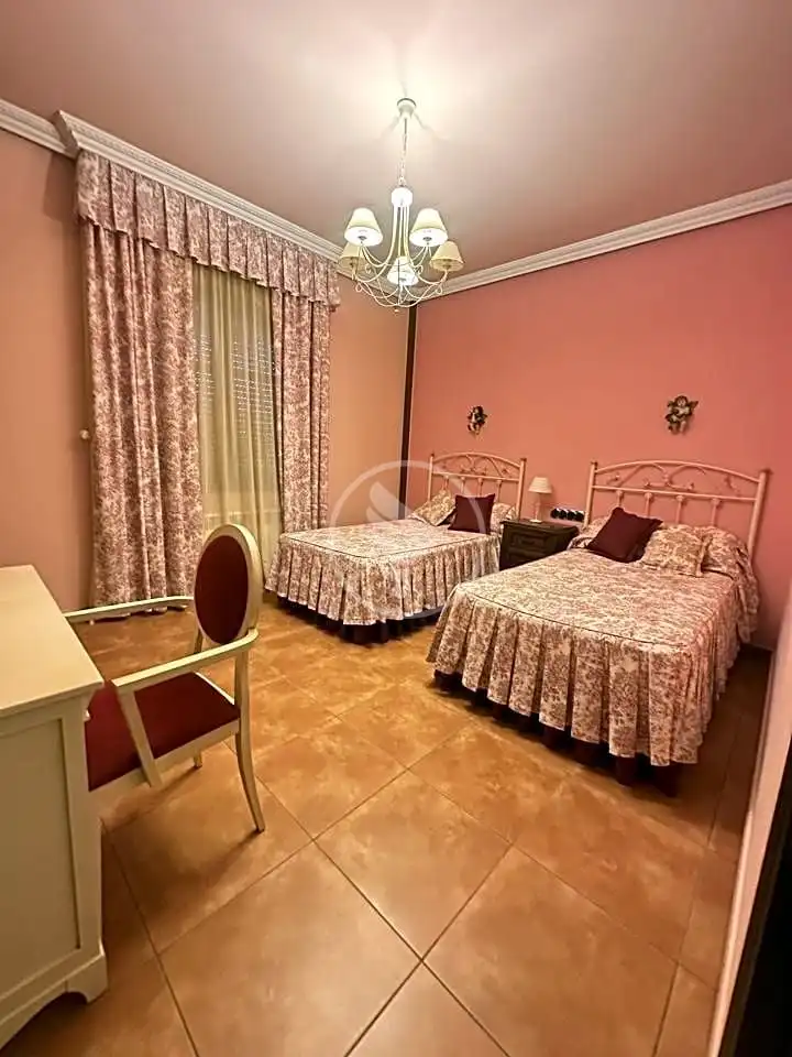 Dormitori de Casa o xalet en venda en Linares amb Aire condicionat, Calefacció i Jardí privat