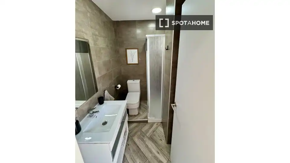 Bathroom of Study for share in Torremolinos  with Air Conditioner, Terrace and Furnished