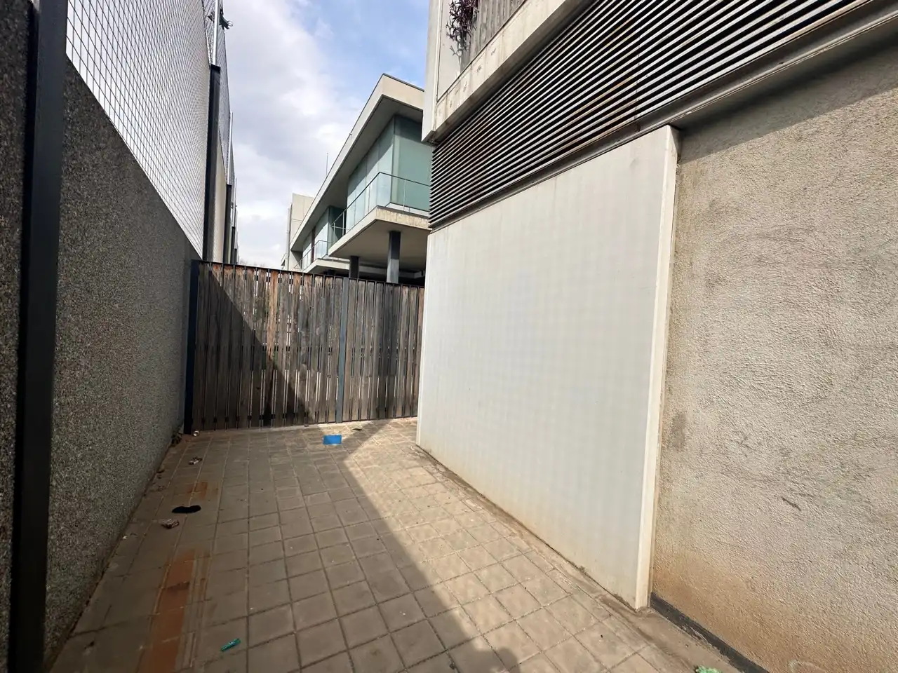 Vista exterior de Local en venda en L'Hospitalet de Llobregat amb Terrassa i Alarma