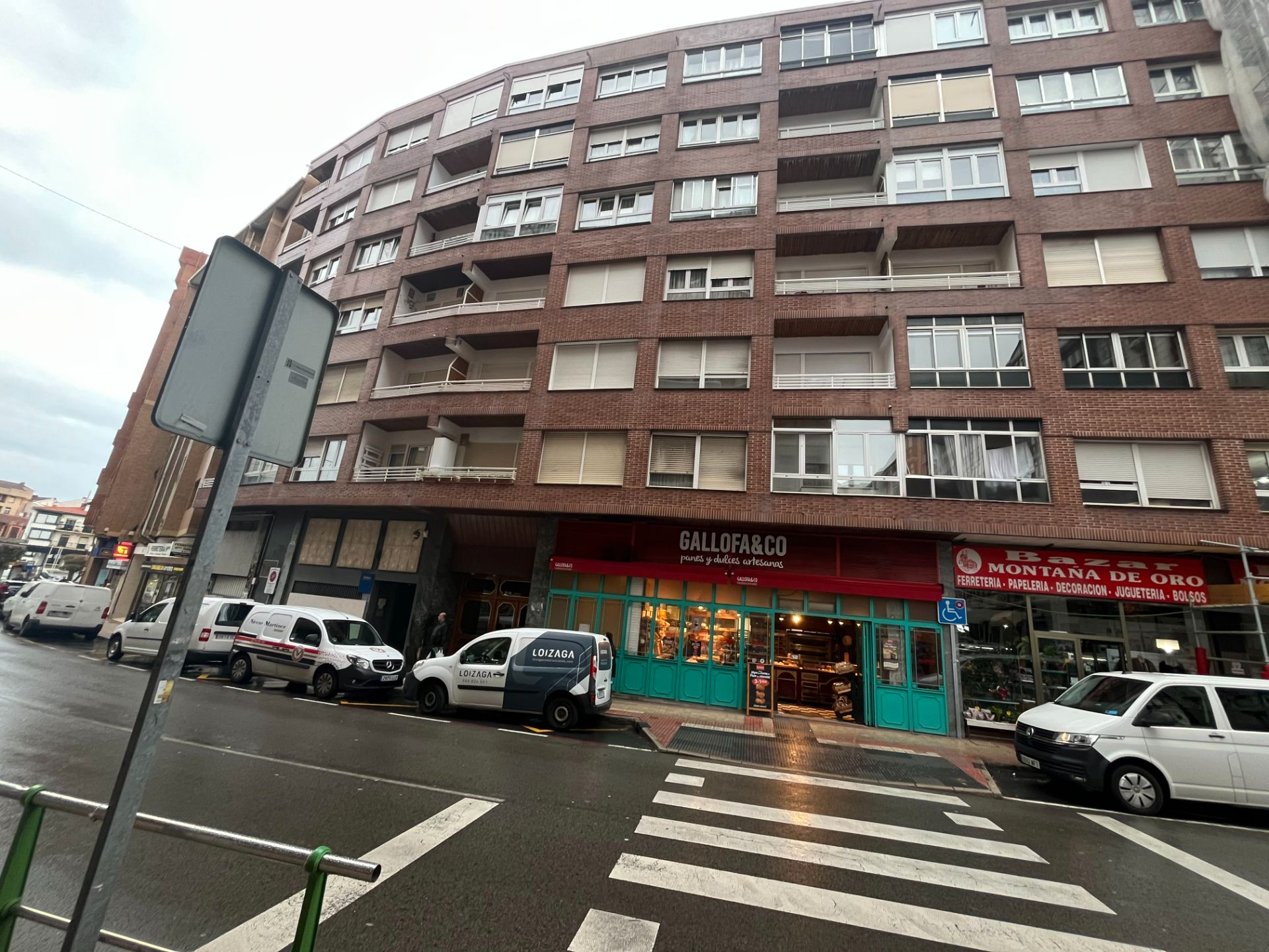 Vista exterior de Piso en venta en Castro-Urdiales con Parquet, Terraza y Amueblado