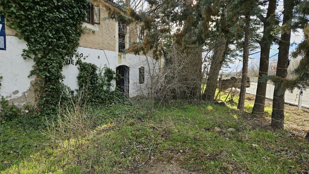 Building for sale in Collado Hermoso