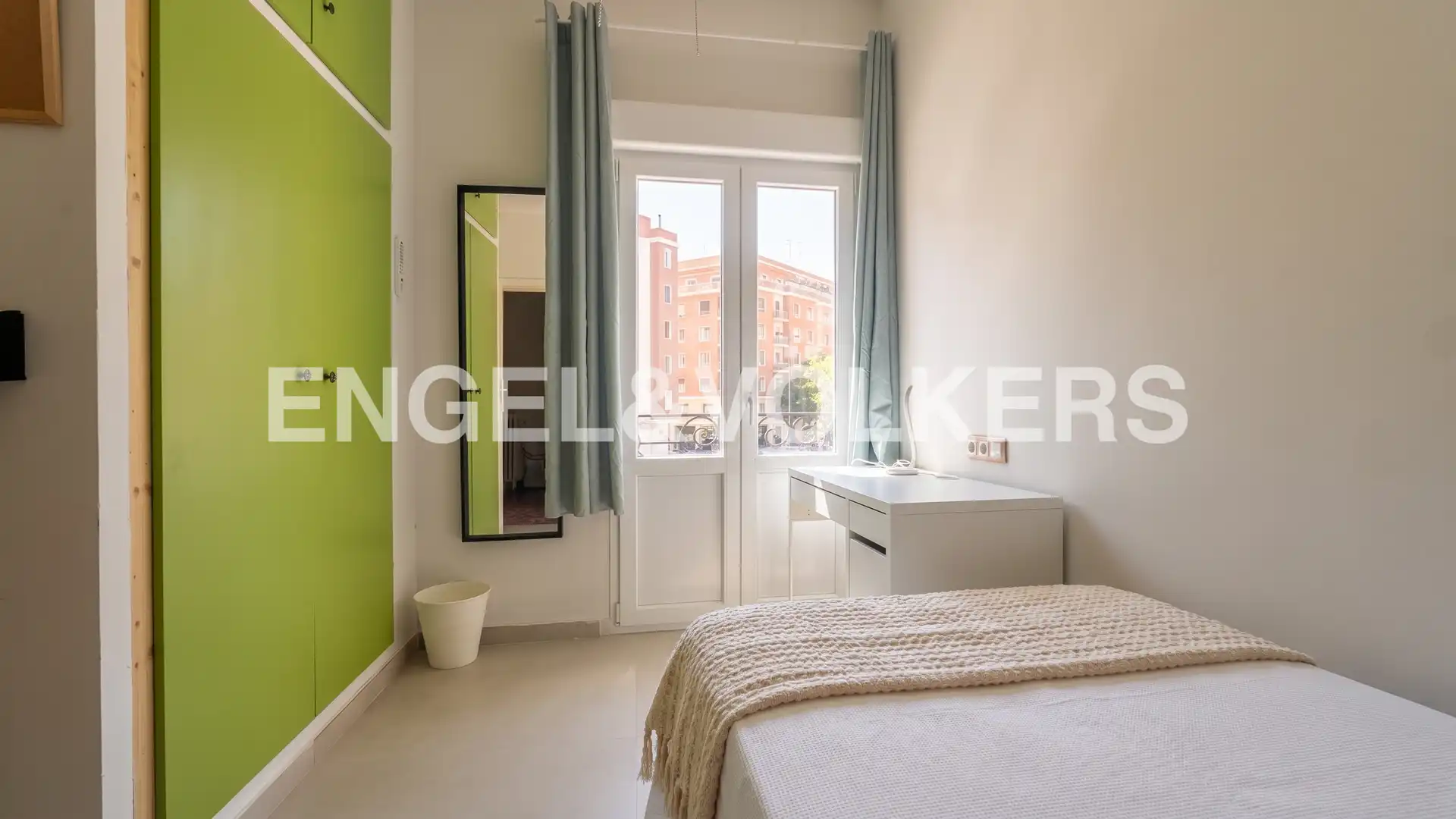 Schlafzimmer von Wohnung zur Miete in Madrid mit Heizung, Möbliert und Balkon