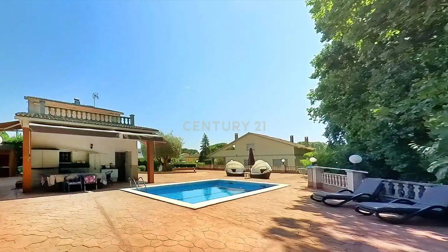 Vista exterior de Casa o xalet en venda en Lliçà d'Amunt amb Aire condicionat, Jardí privat i Traster