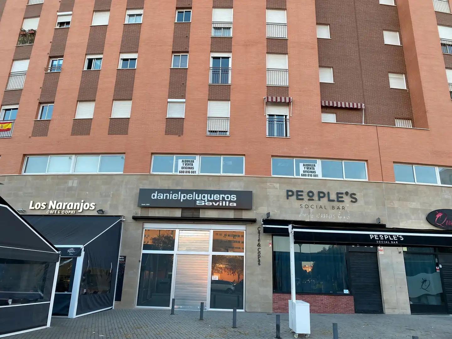 Vista exterior de Oficina de lloguer en Sevilla amb Aire condicionat