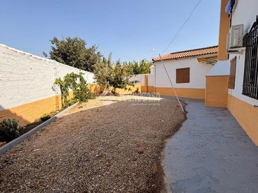 House with balcony for sale in Zona de la Vega