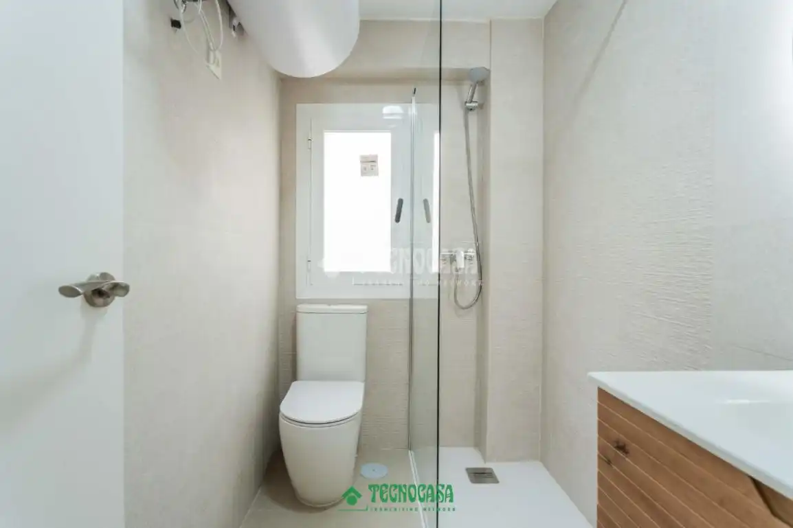 Baño de Piso en venta en Almería con Calefacción y Balcón