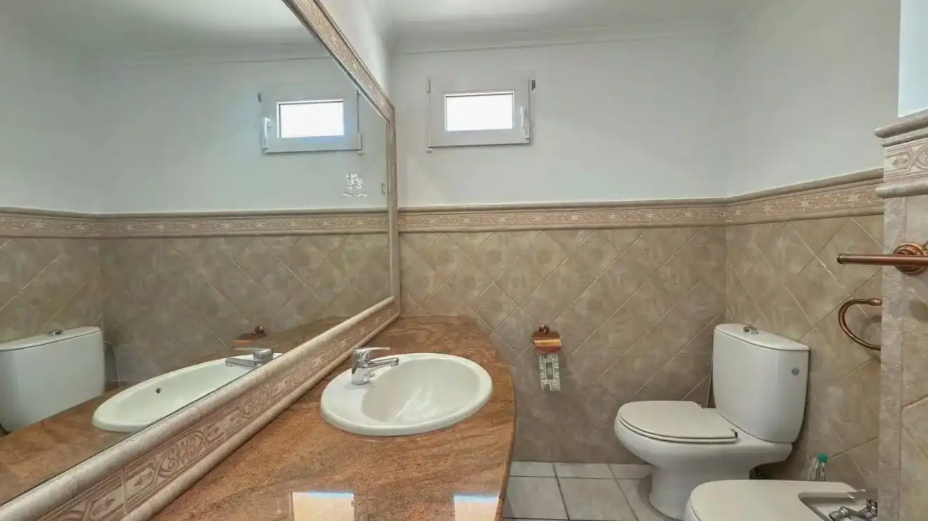 Bany de Casa o xalet en venda en Alicante / Alacant amb Aire condicionat, Calefacció i Jardí privat