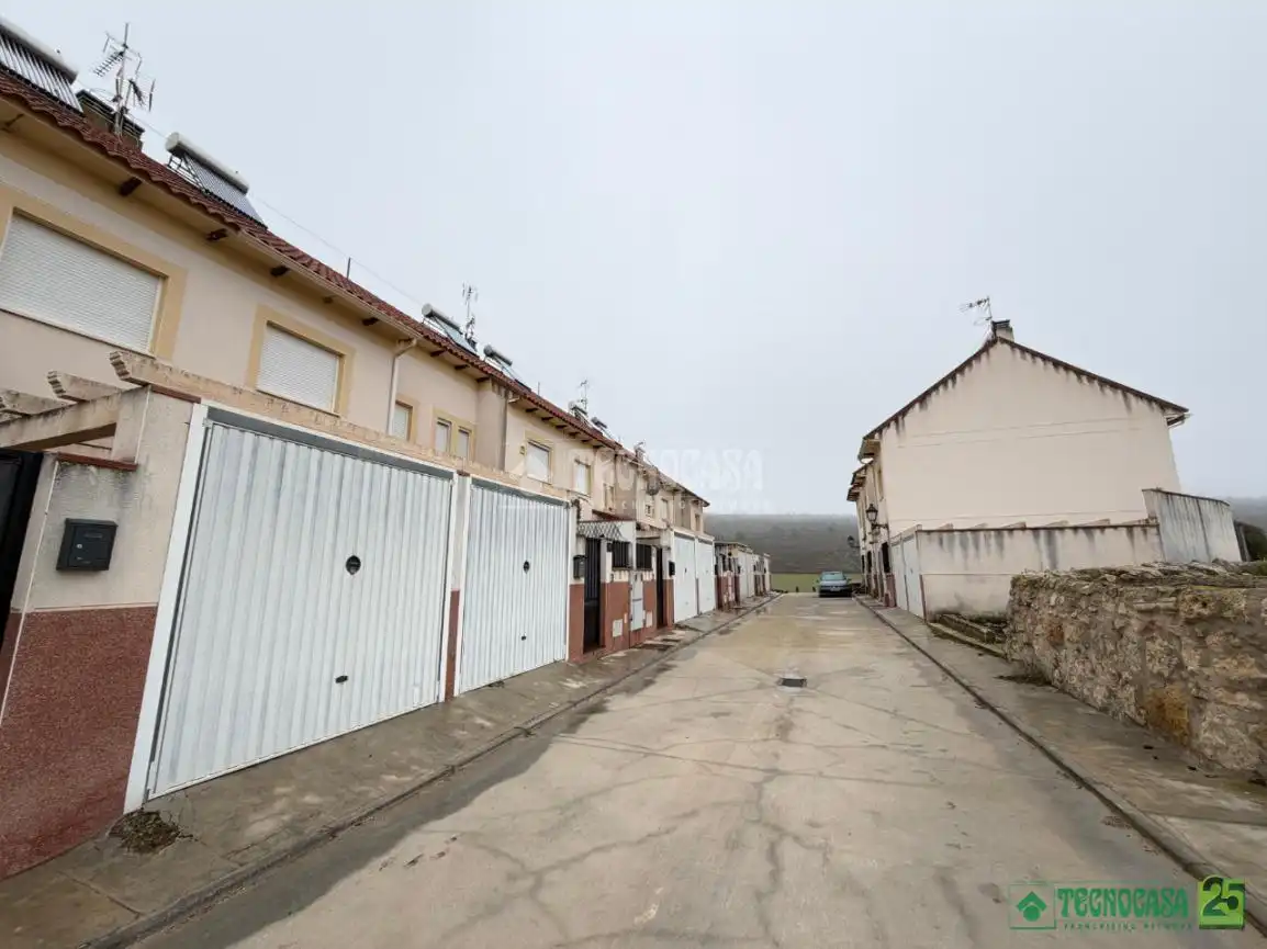 Vista exterior de Casa adosada en venda en Uclés amb Aire condicionat i Calefacció