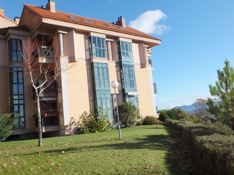 Vista exterior de Dúplex en venda en San Lorenzo de El Escorial amb Calefacció, Terrassa i Traster