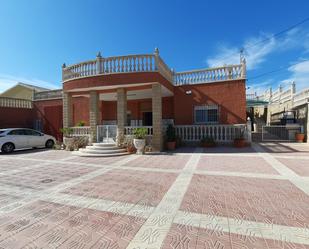 Vista exterior de Casa o xalet en venda en Elche / Elx amb Aire condicionat, Terrassa i Piscina