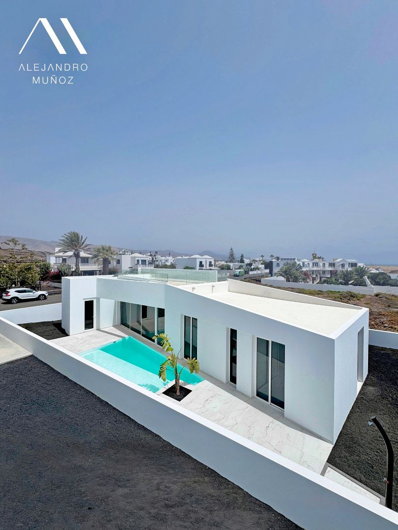 Vista exterior de Casa o xalet en venda en Haría amb Jardí privat, Terrassa i Piscina