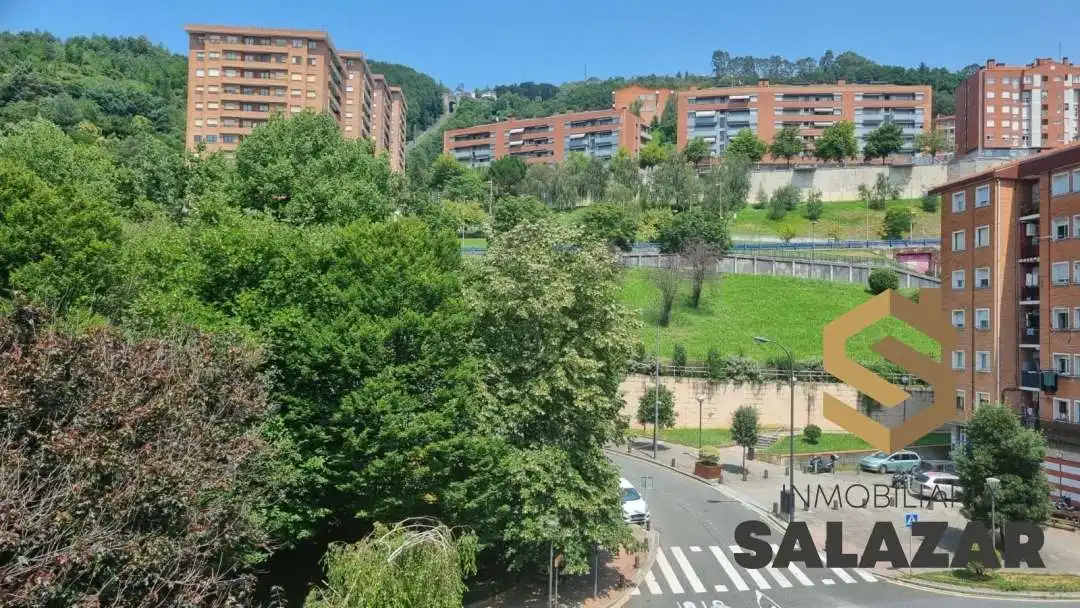 Vista exterior de Piso de alquiler en Bilbao  con Calefacción