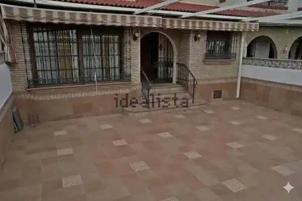 Vista exterior de Casa adosada en venda en Dos Hermanas