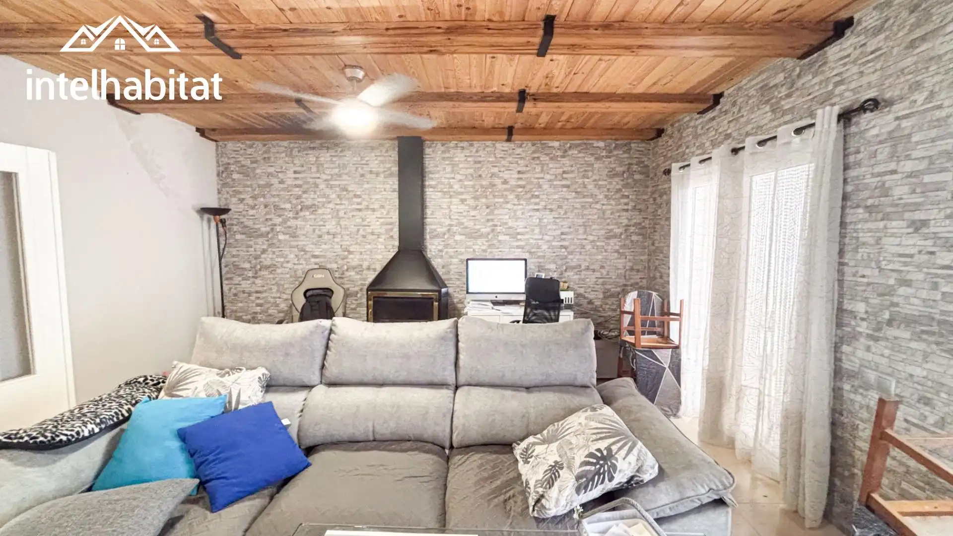 Sala d'estar de Casa adosada en venda en Riba-roja de Túria amb Balcó