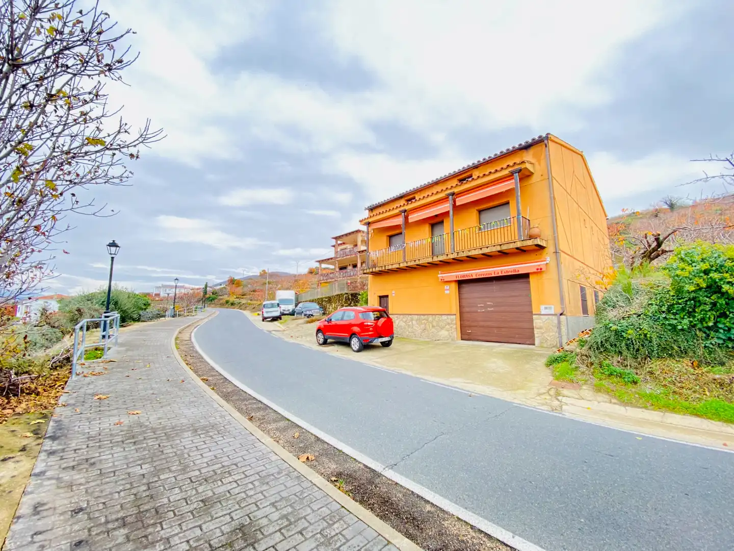 Vista exterior de Casa o xalet en venda en Valdastillas amb Aire condicionat, Jardí privat i Terrassa