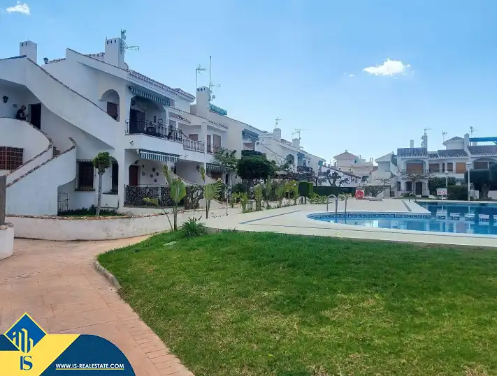 Vista exterior de Casa o xalet en venda en Pilar de la Horadada amb Terrassa, Moblat i Piscina comunitària
