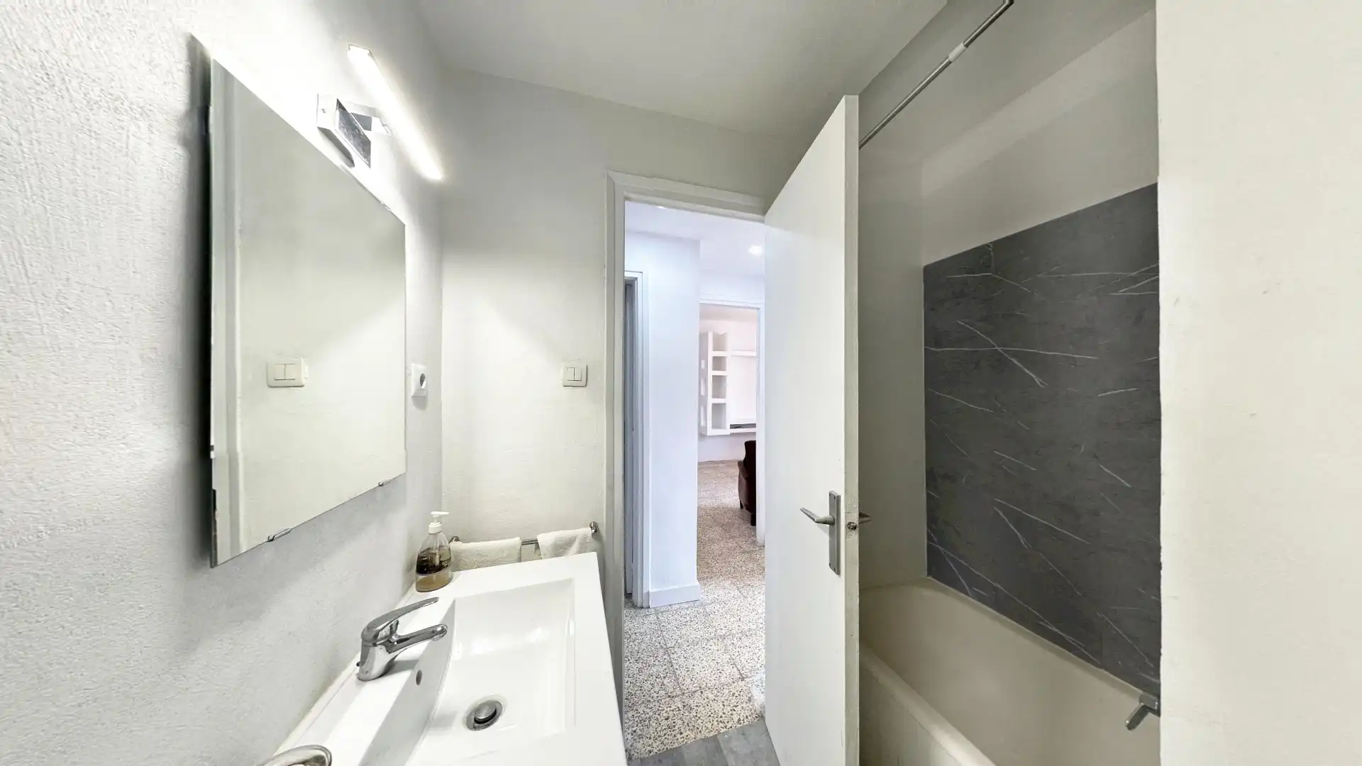 Baño de Piso en venta en Cornellà de Llobregat con Amueblado, Horno y Balcón