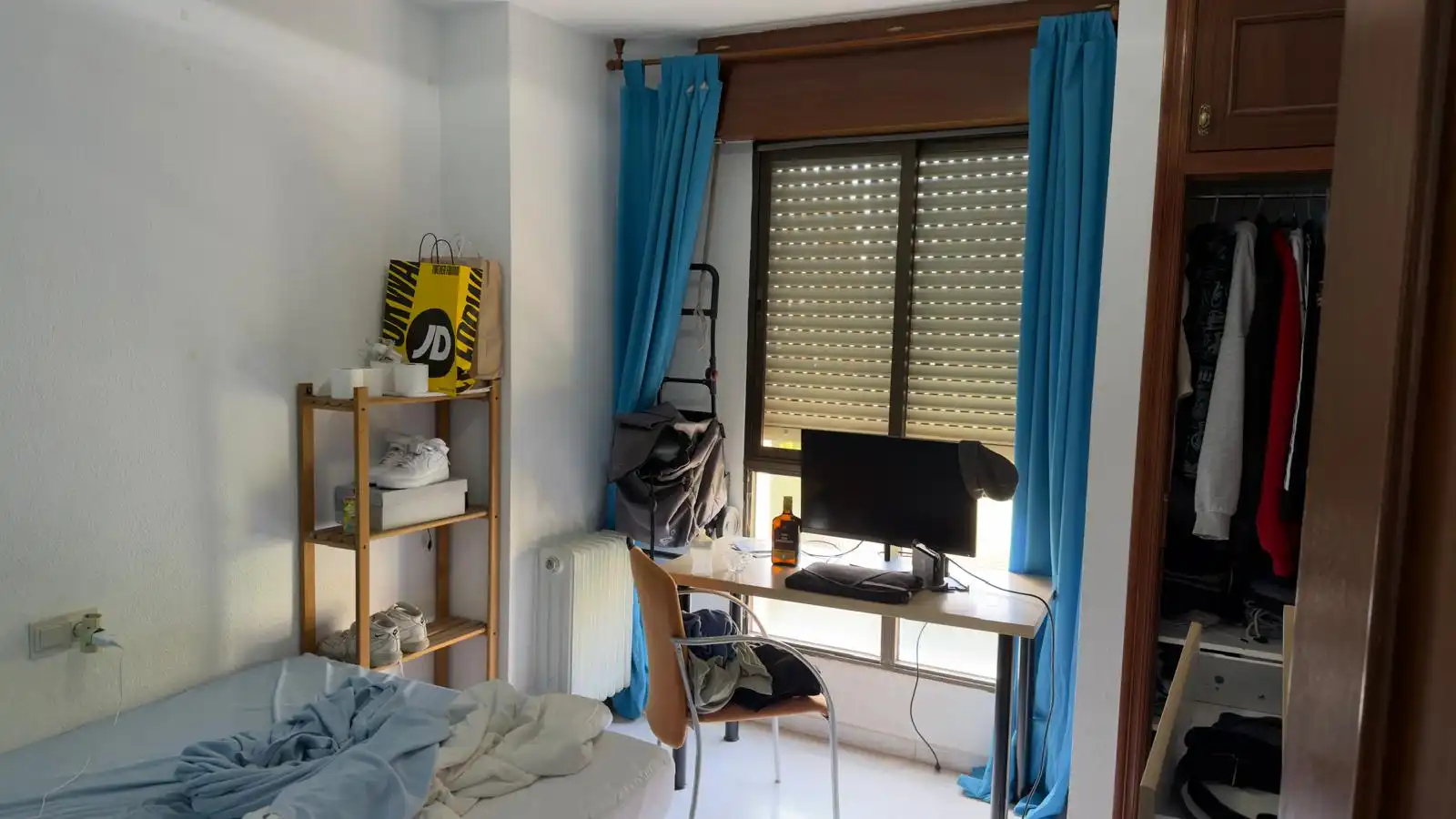 Habitación de Piso para compartir en Granada con Calefacción, Terraza y Amueblado