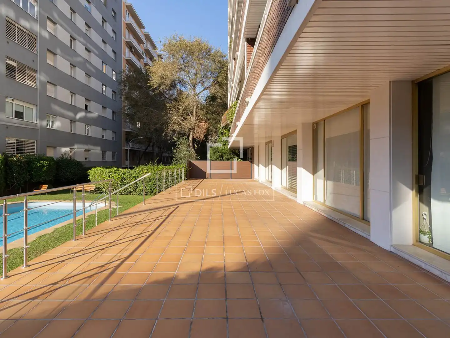 Vista exterior de Pis en venda en Barcelona amb Aire condicionat, Terrassa i Balcó