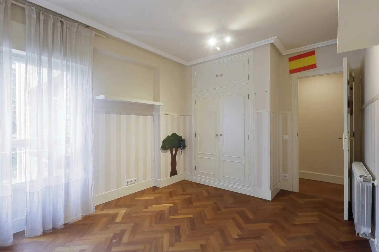 Dormitori de Pis en venda en Oviedo  amb Calefacció, Parquet i Traster