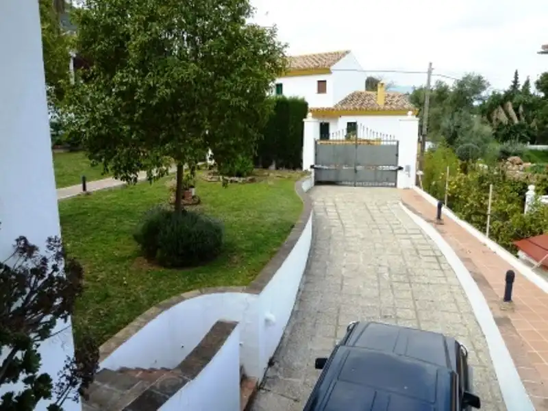 Vista exterior de Casa o xalet en venda en Alhaurín de la Torre amb Aire condicionat, Calefacció i Jardí privat