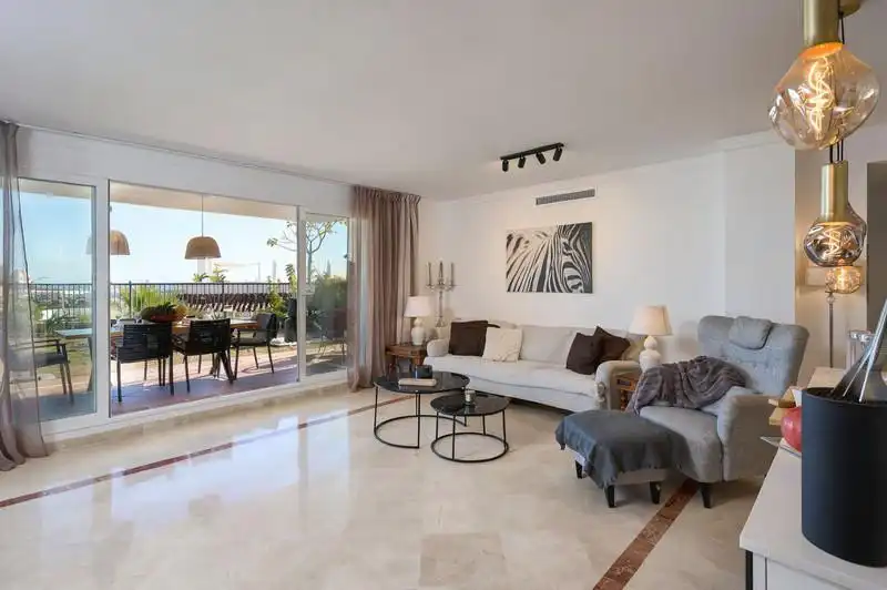 Living room of Ground floor for rent in Benahavís  with Air Conditioner, Private garden and Terrace